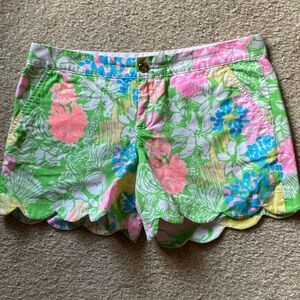 Lilly Pulitzer Hibiscus Stroll Print Buttercup Scalloped Shorts Size 6